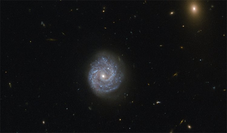 Ученые обнаружили загадочную черную дыру в центре спиральной галактики