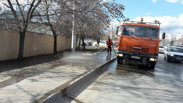 В Уфе в преддверии майских праздников коммунальщики промывают тротуары и дороги