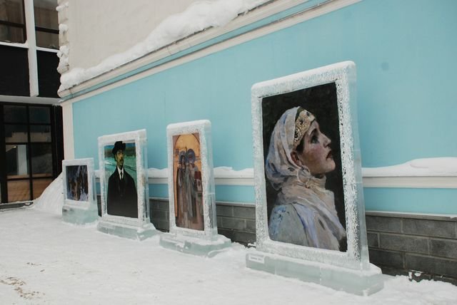 На улице Пушкина в Уфе появились картины в ледовых рамках