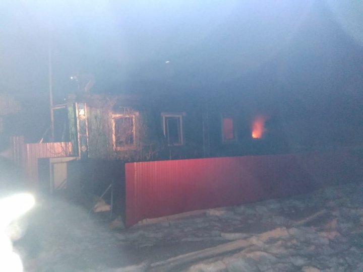 В Башкирии в пожаре в жилом доме погибли двое мужчин, женщина получила ожоги