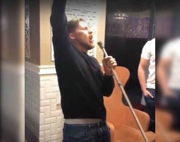 Видео: Нападающий «Салавата Юлаева» Линус Умарк спел с костылем