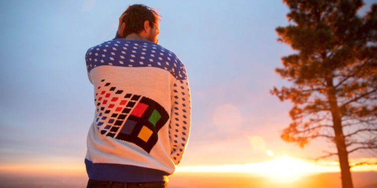 Компания Microsoft выпустила «уродливый рождественский свитер» с изображением логотипа Windows 95