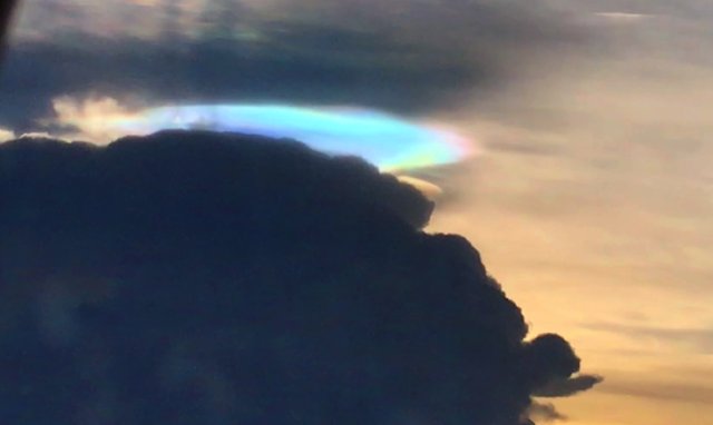 Пролетающие над океаном пассажиры самолета зафиксировали на видео светящийся НЛО