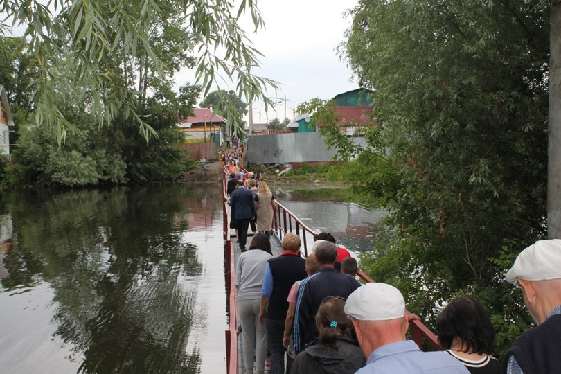 В Уфе возвели понтонный мост через озеро стоимостью 1 миллион рублей