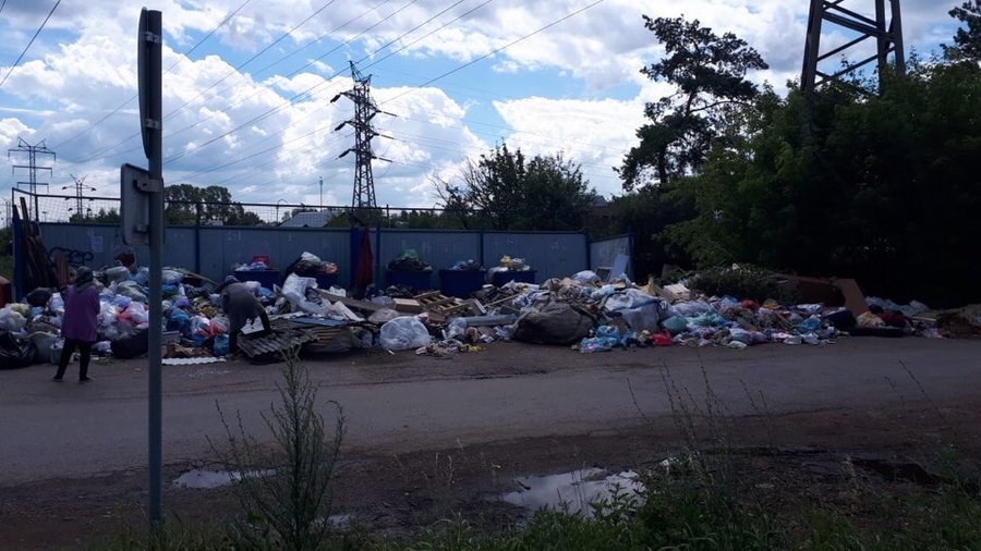 «Мусорная реформа в деле»: Жители Уфы в ужасе от того, что творится возле мусорной площадки  