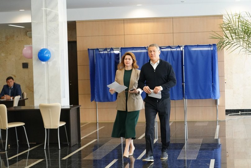 Глава Башкирии сегодня посетил избирательный пункт вместе с супругой