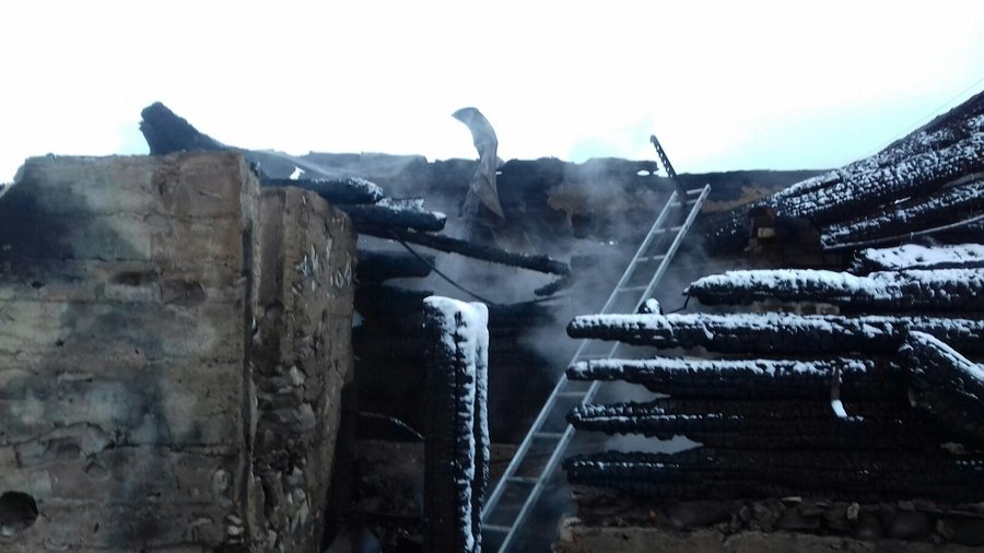 «Всё рухнуло в один момент»: Жительница Башкирии считает, что дом ее родителей сгорел из-за неправильно проложенного электриками кабеля