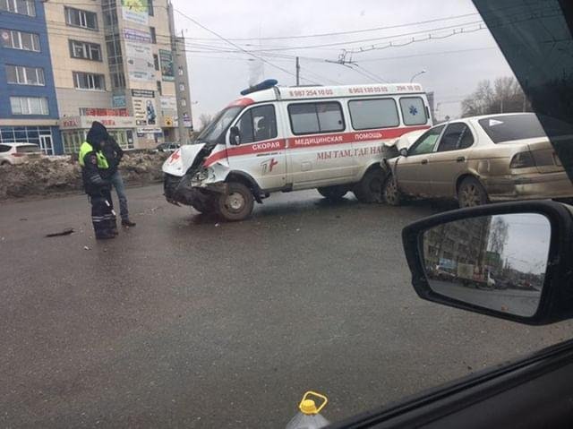 В Уфе мужчина умер после столкновения с каретой скорой помощи