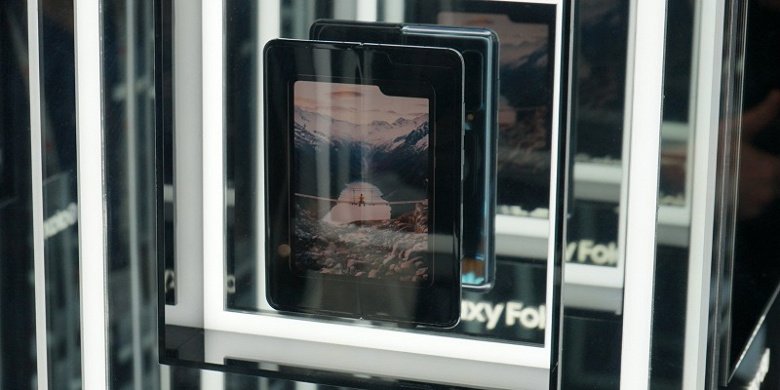 В Сети появилось «живое» видео с гибким смартфоном Samsung Galaxy Fold