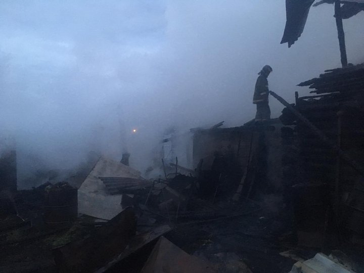 В Башкирии в ночном пожаре пострадала пожилая женщина: Сгорели все надворные постройки и крыша дома