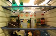 Какой бесполезный продукт из холодильника нужно выбросить, рассказали диетологи