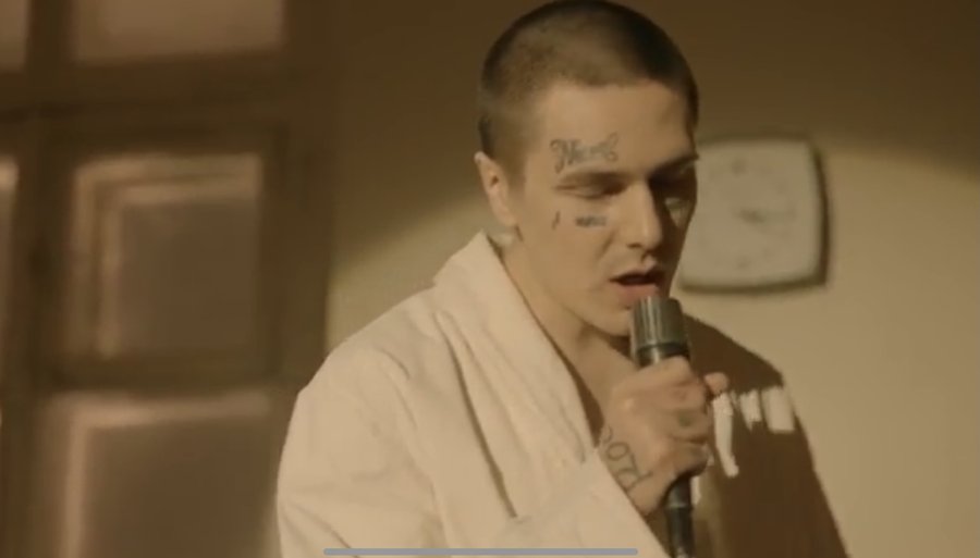 Рэпер Face сбежал из психбольницы в новом клипе на песню «Плачу»