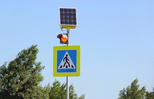 В Уфе вблизи школ и детских садов устанавливают дорожные знаки, светофоры и пешеходные ограждения