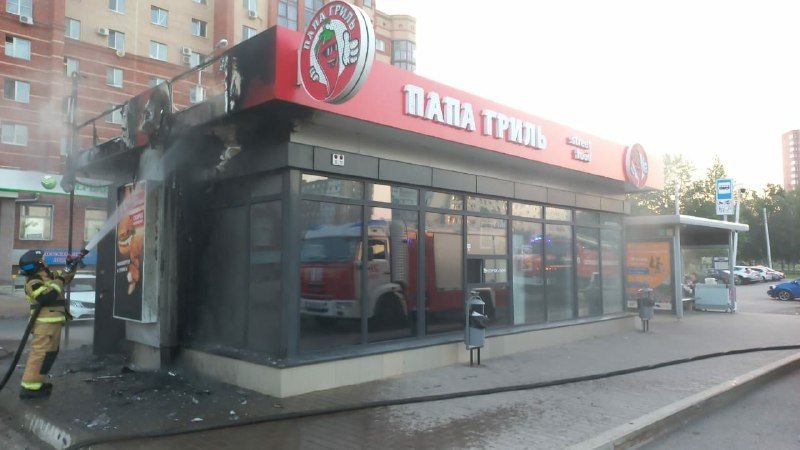 В Калининском районе Уфы загорелось кафе «Папа Гриль»