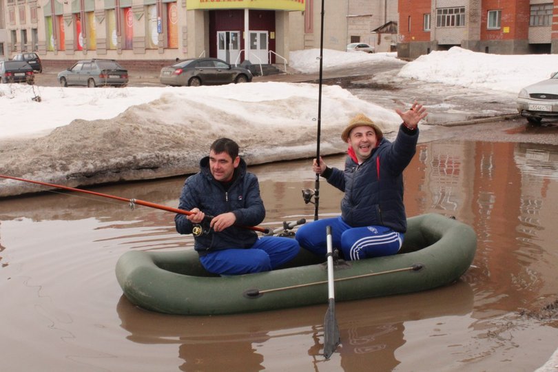 В Башкирии двое мужчин на лодке рыбачили в огромной луже