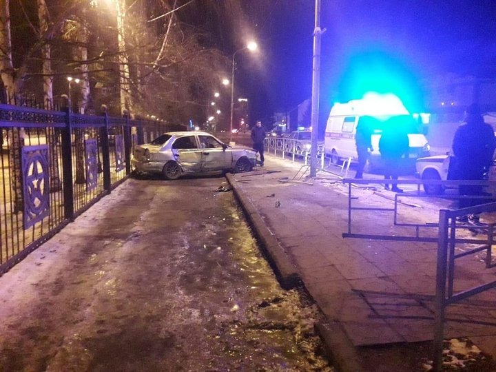 В Уфе пьяный водитель вылетел на тротуар и сбил человека