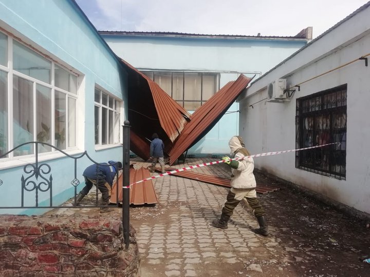 Сильный ветер сорвал кровлю с крыши колледжа в Башкирии