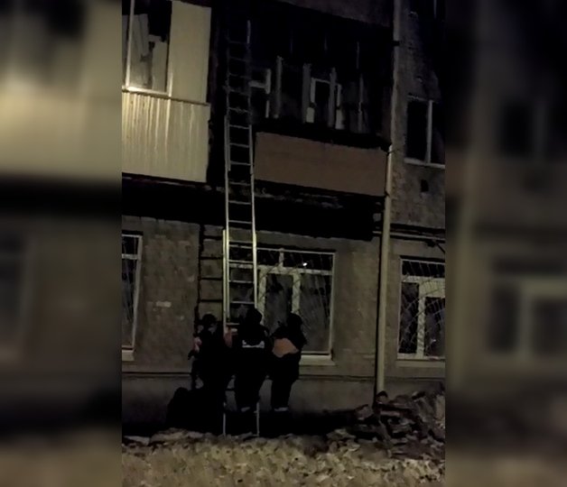 В Башкирии девушка ночью закрыла своего сожителя на балконе и ушла