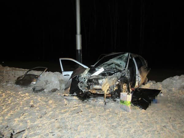 После удара автомобиль отбросило на столб: Опубликовано видео с места смертельной аварии в Башкирии
