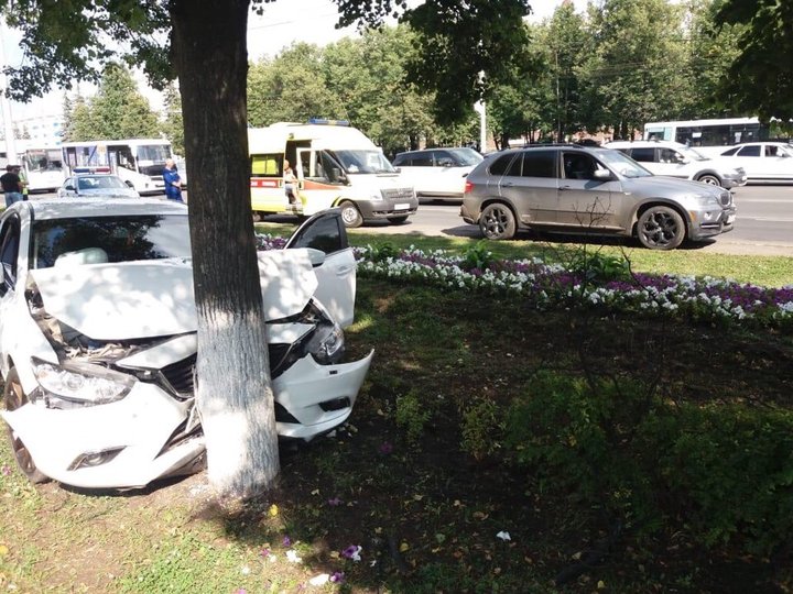 В Уфе после ДТП автомобиль вылетел на цветочную клумбу и врезался в дерево