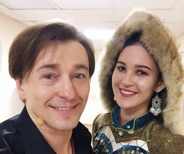 Актёр Сергей Безруков поцеловал руку модели из Башкирии