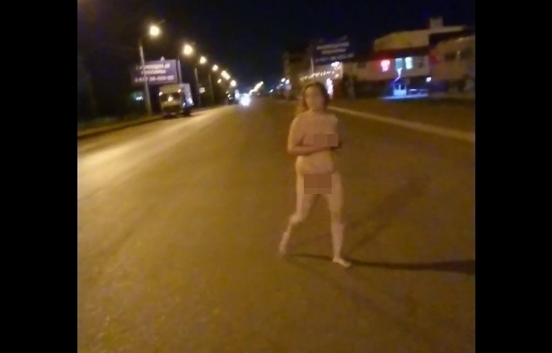 Видео: В Уфе голая женщина шокировала водителей своим поведением 