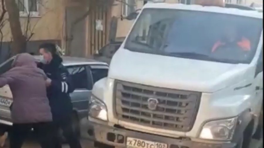 Видео: В Уфе пожилой человек кидался под колёса эвакуатора, чтобы его машину не забрали на штрафстоянку