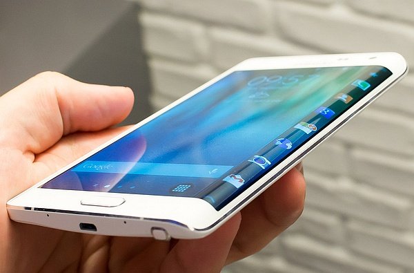 Samsung разрабатывает смартфон с встроенной под экран камерой