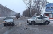 В Уфе столкнулись внедорожник и Lada Samara