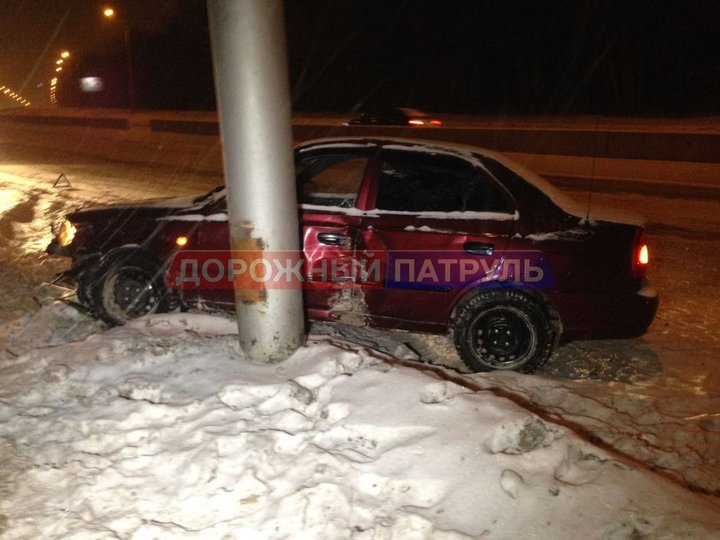 В Уфе после столкновения с автомобилем Hyundai Accent врезался в столб
