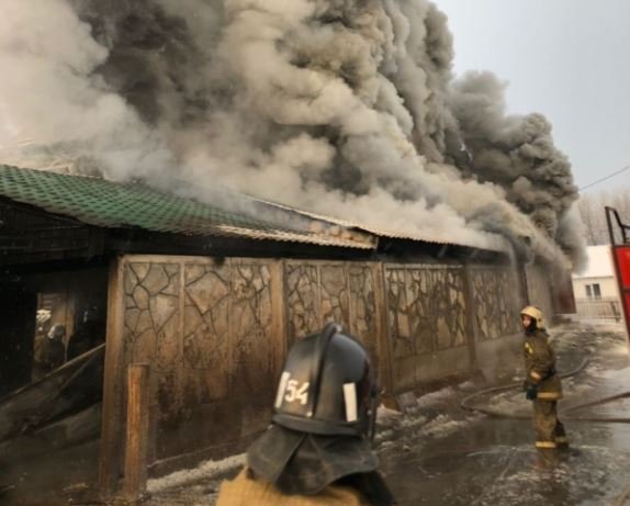 В Башкирии сгорели двухэтажный дом и гараж