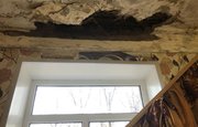 В одной из квартир старого дома в Уфе обрушилась часть потолка