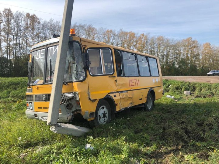 В Башкирии автобус со школьниками столкнулся с фургоном