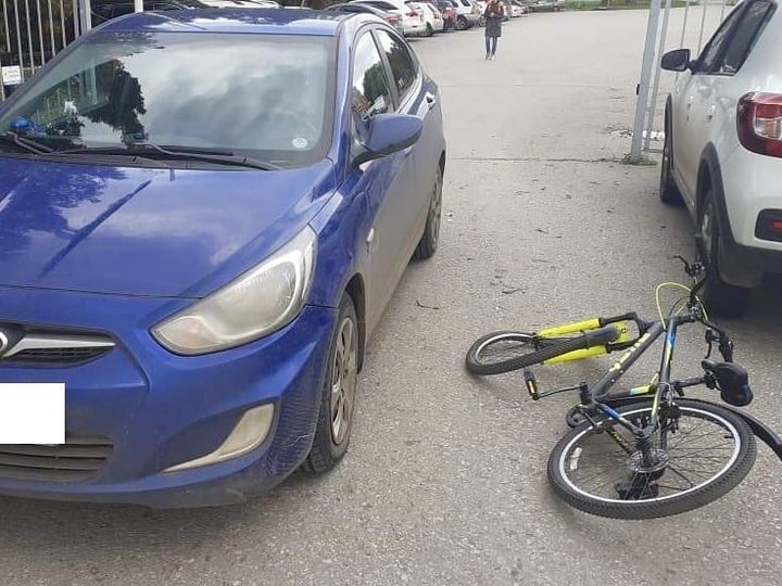 В Уфе 8-летний велосипедист въехал в машину