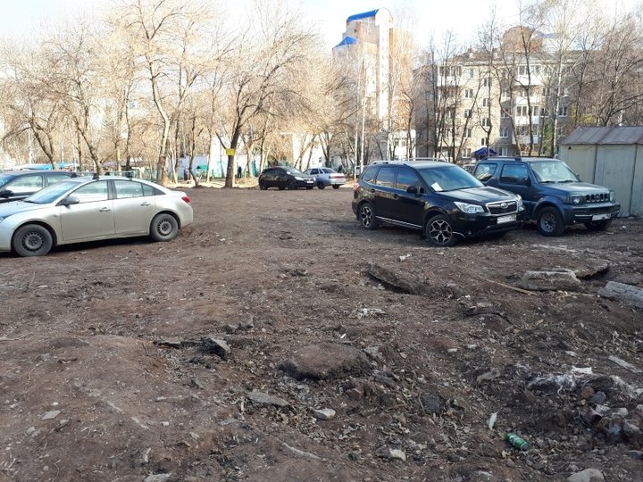 Жители Уфы припарковали автомобили во дворе дома, а получили штраф как за парковку на газоне 