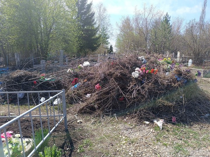 В Башкирии городские власти заявили, что горы мусора на кладбищах образовались из-за визитов родственников умерших