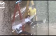 В Сети появилось видео с детьми из Уфы, которые катаются на обмотанных плёнкой качелях