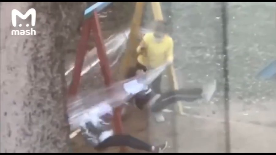 В Сети появилось видео с детьми из Уфы, которые катаются на обмотанных плёнкой качелях