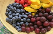 Полезные для сердца фрукты и ягоды перечислила диетолог