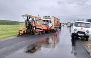 В Башкирии грузовик въехал в асфальтоукладчик, двое погибли