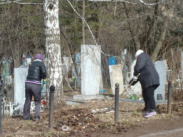 Уфимцы провели субботник на Северном кладбище