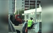В Уфе сотрудник ДПС остановил движение, чтобы помочь бабушке-инвалиду перейти дорогу