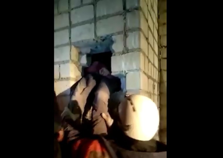 Видео: В Башкирии мужчина упал в вентиляционную шахту с высоты 9 этажа