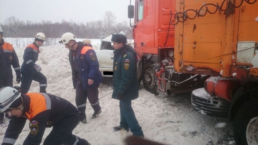 Подробности серьезного ДТП в Уфе: Пострадавшего извлекали из машины спасатели