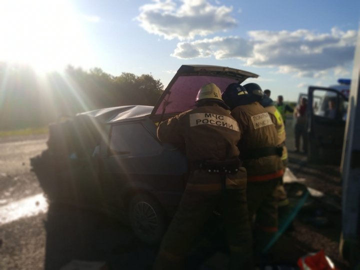 В Башкирии сотрудники МЧС деблокировали из автомобиля пострадавших в ДТП