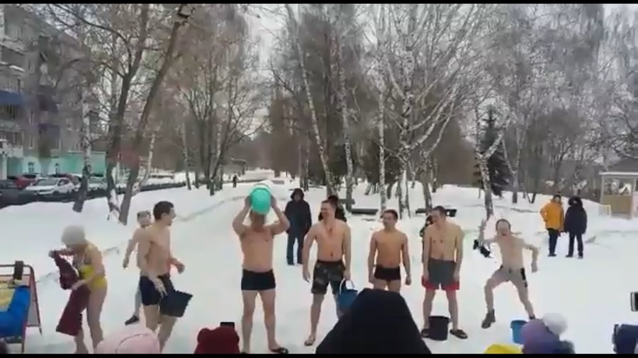 В Башкирии «моржи» провели флешмоб по обливанию святой водой