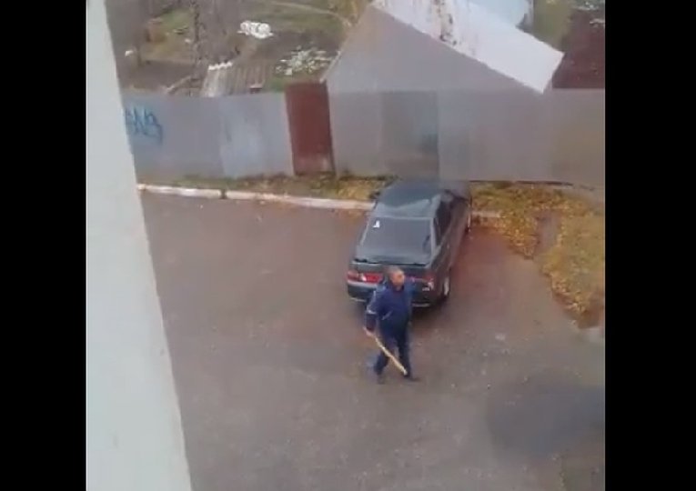 В Башкирии мужчина избил палкой соседскую машину
