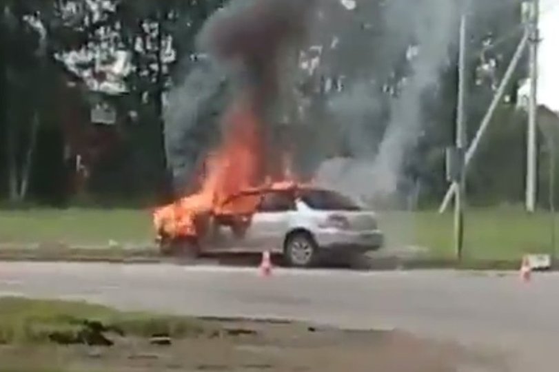 В Башкирии в центре города загорелся автомобиль
