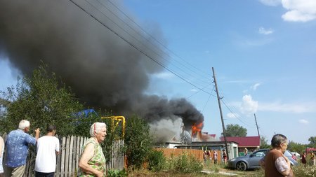 В масштабном пожаре в Уфе сгорели 5 частных домов и три бани