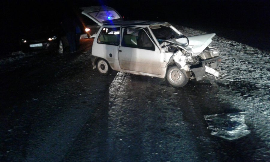 В Башкирии пьяный водитель врезался в стоящий ВАЗ, пострадали двое